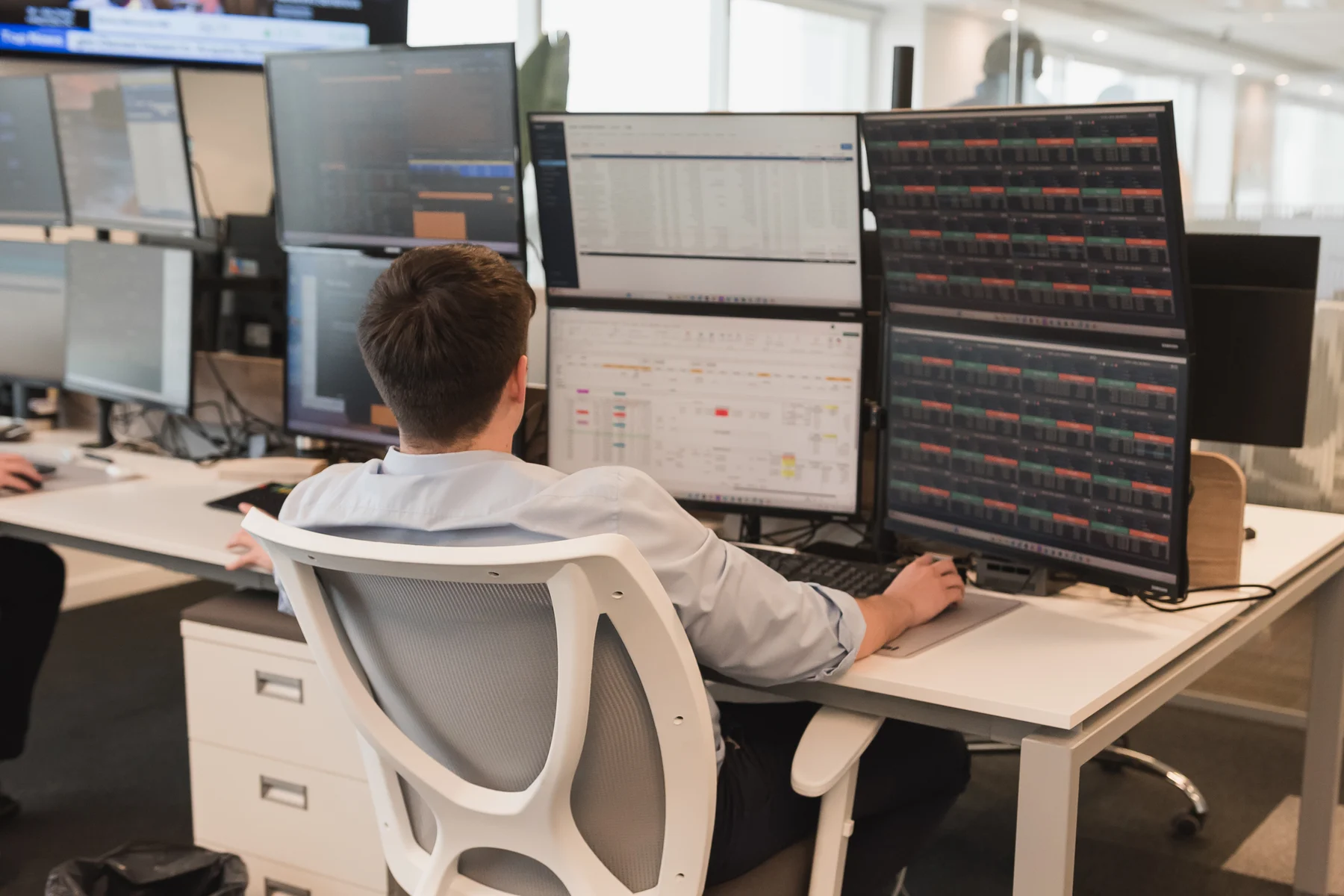 Mesa de operaciones con pantallas de información del mercado de capitales.